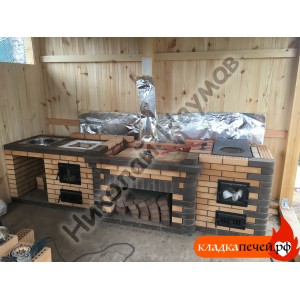 Кирпичный комплекс барбекю в открытой беседке